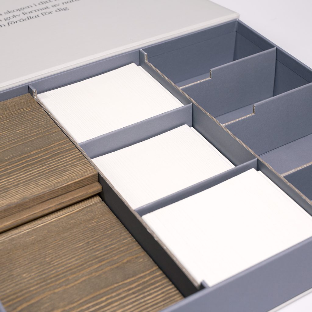 Förpackningar med tryck från Avisera – skräddarsydda och hållbara lösningar för butik, e-handel och varumärken som vill sticka ut. Tryckta förpackningar med logga och unikt designade detaljer. Custom printed packaging from Avisera – sustainable and tailored solutions for retail, e-commerce, and brands that want to stand out. Printed packaging with logo and distinctive design.