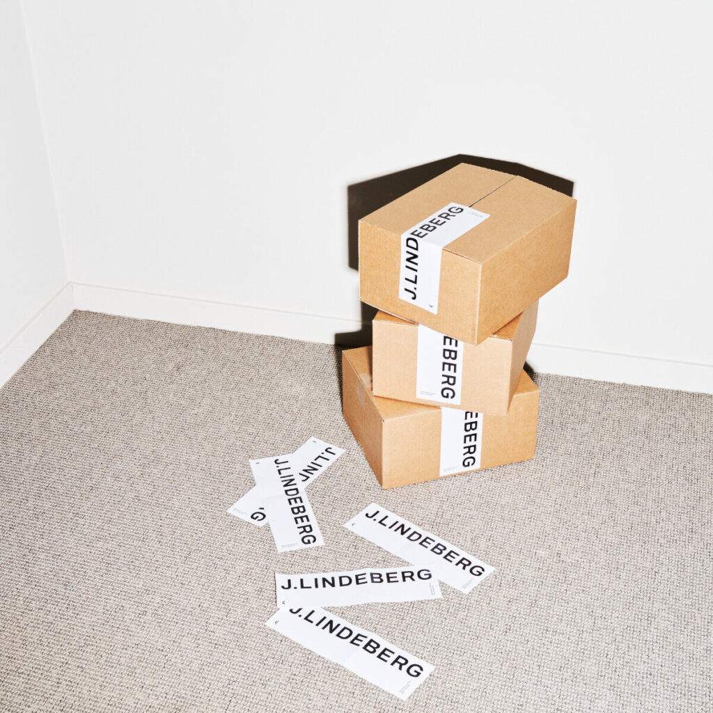 Påsar med tryck, e-handelspåsar, återanvändbara påsar och merch med logga från Avisera – hållbar förpackningsleverantör och partner för skräddarsydda tryckta varumärkesprodukter. Custom printed bags, e-commerce mailers, branded reusable bags and merch with logo from Avisera – sustainable packaging supplier and production partner for customized branded products.